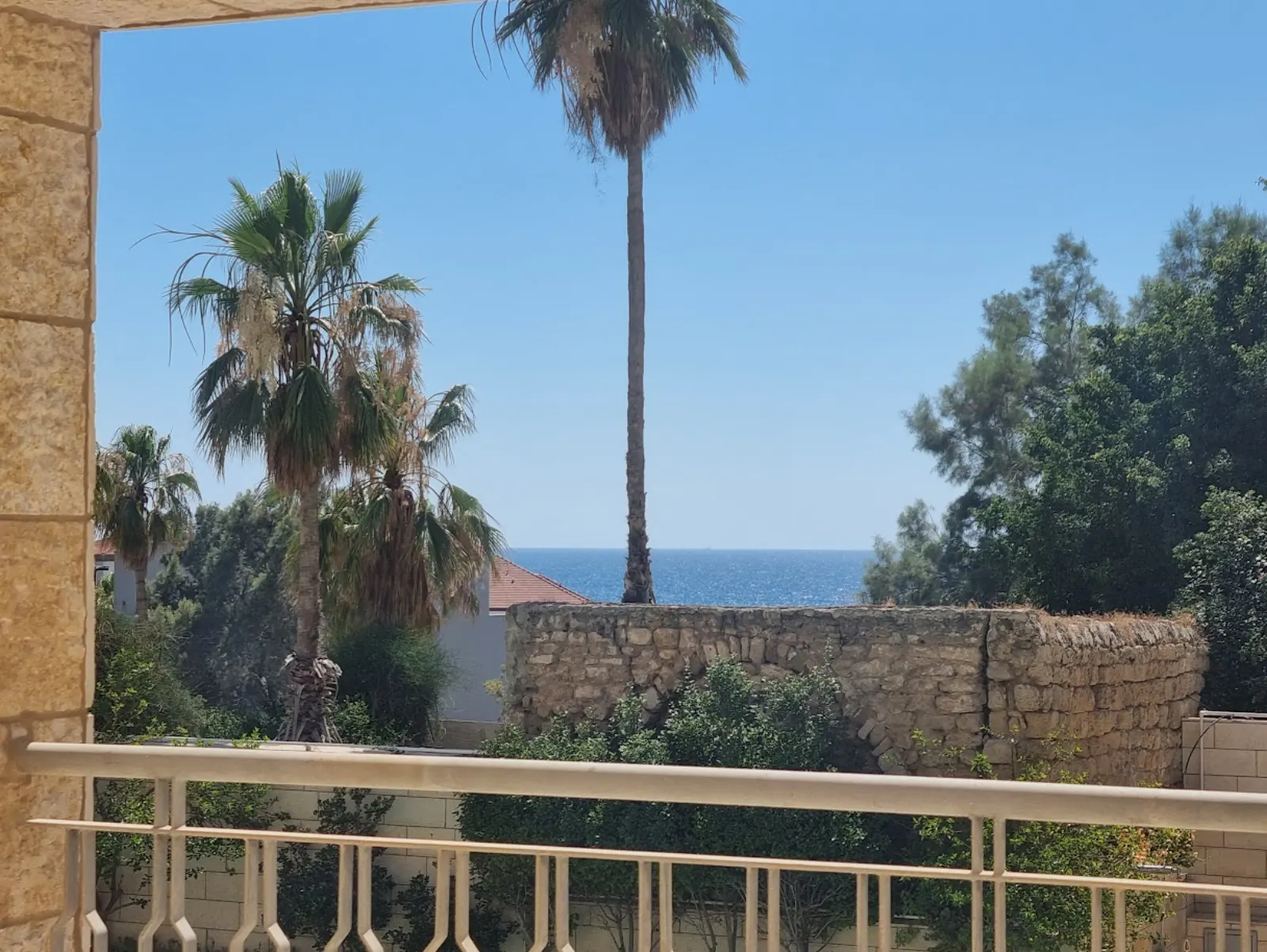 להשכרה בפרויקט אנדרומדה - דירת גן קסומה עם נוף חלקי לים