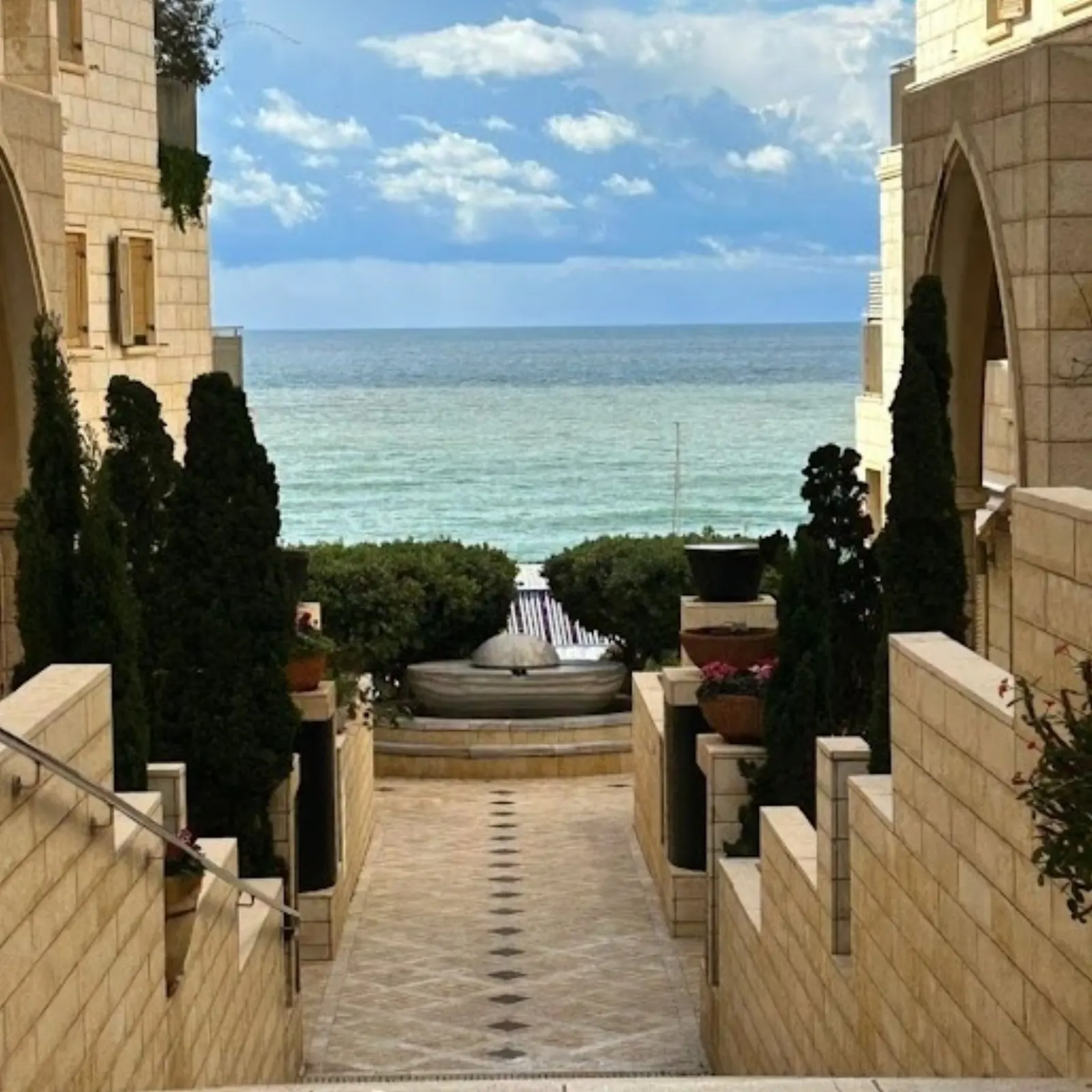 להשכרה במתחם אנדרומדה היוקרתי - נוף מרהיב לים